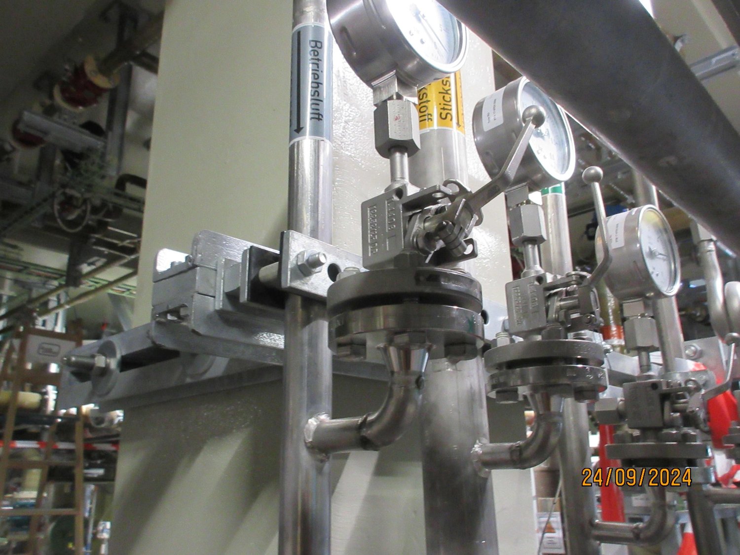 Sekundärhalter an Stahltragwerk, Industrieanlage.