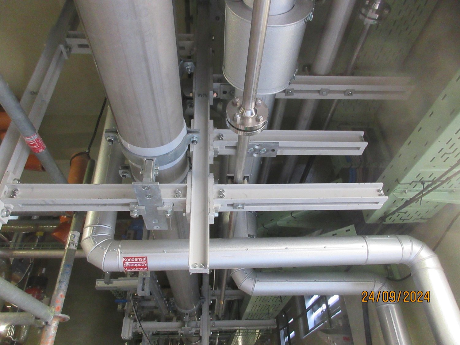 Primärhalter mit Rohrschelle, Versorgungsleitung.