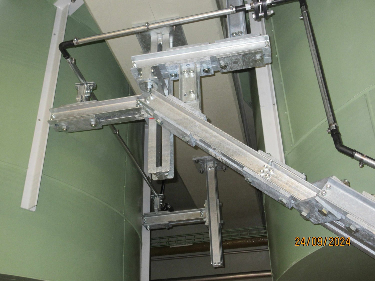 Sekundärhalter an Deckenkonstruktion.